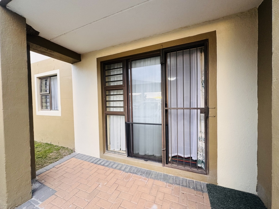 To Let 1 Bedroom Property for Rent in Guldenland Western Cape